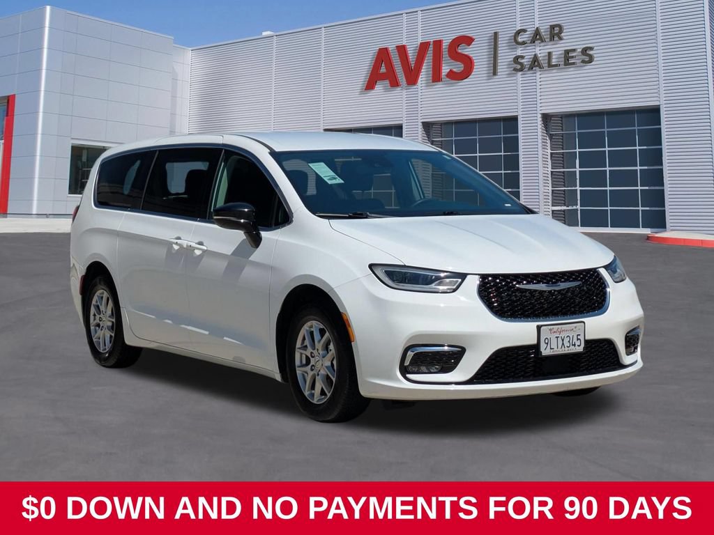Used 2024 Chrysler Pacifica Touring-L FWD image 3