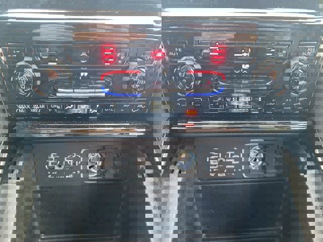 Used 2023 Jeep Grand Cherokee Limited w/ Black Appearance Package image 30