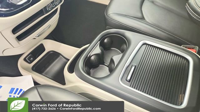 Used 2024 Chrysler Pacifica Touring-L image 15