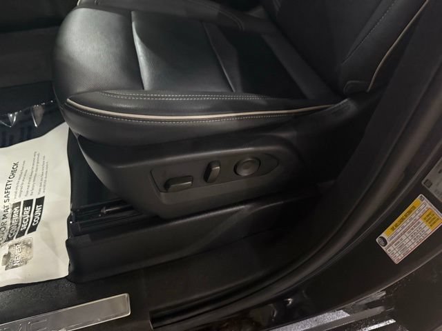Used 2023 GMC Yukon SLT w/ SLT Luxury Package AWD/4WD image 24