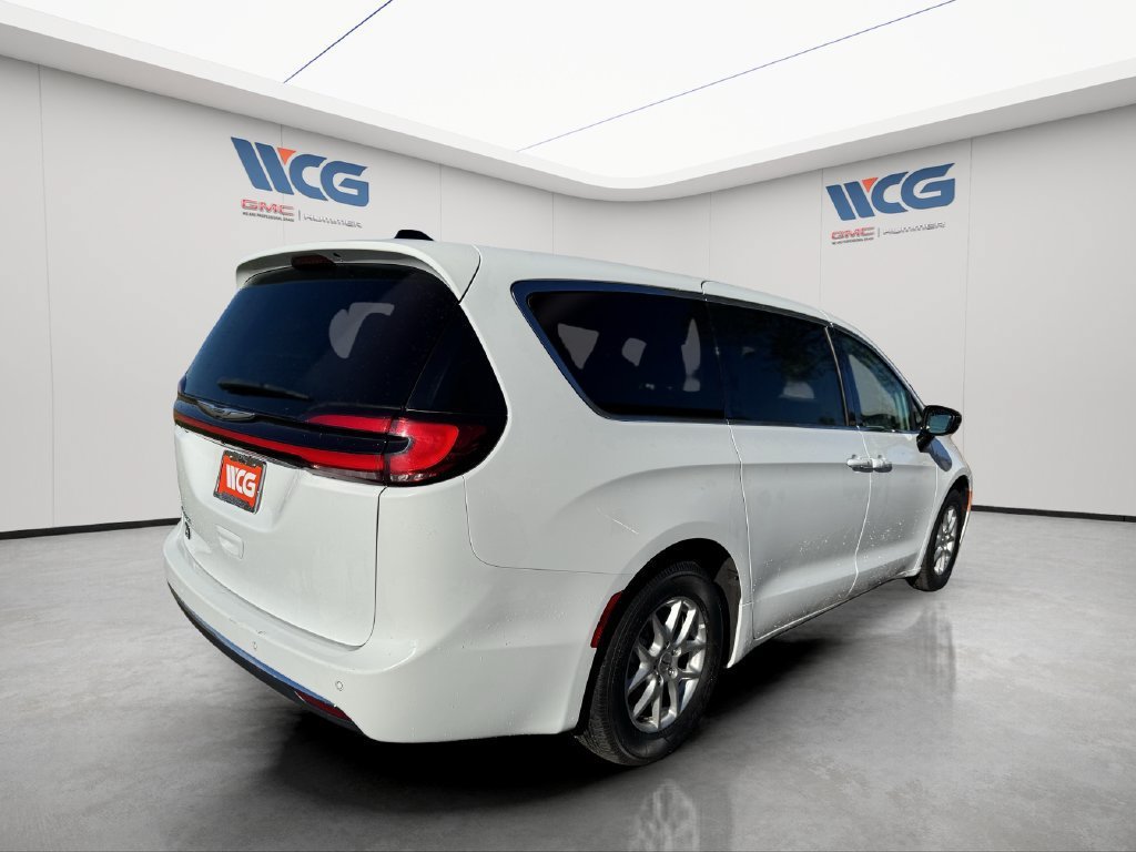 Used 2024 Chrysler Pacifica Touring-L FWD image 3