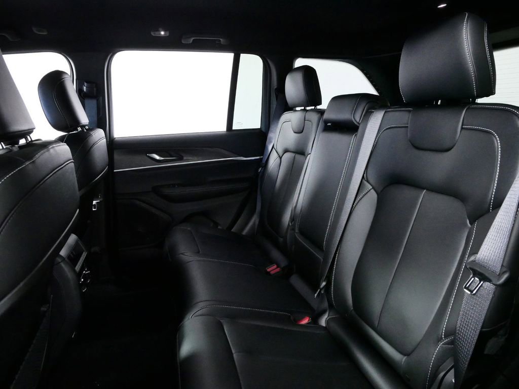 Certified 2024 Jeep Grand Cherokee Limited w/ Black Appearance Package image 32