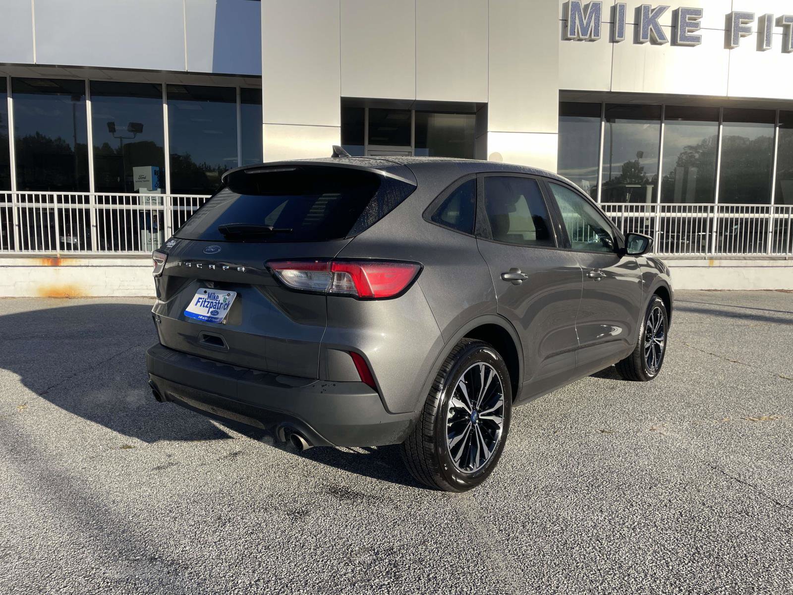 Used 2022 Ford Escape SE w/ SE Sport Appearance Package image 3