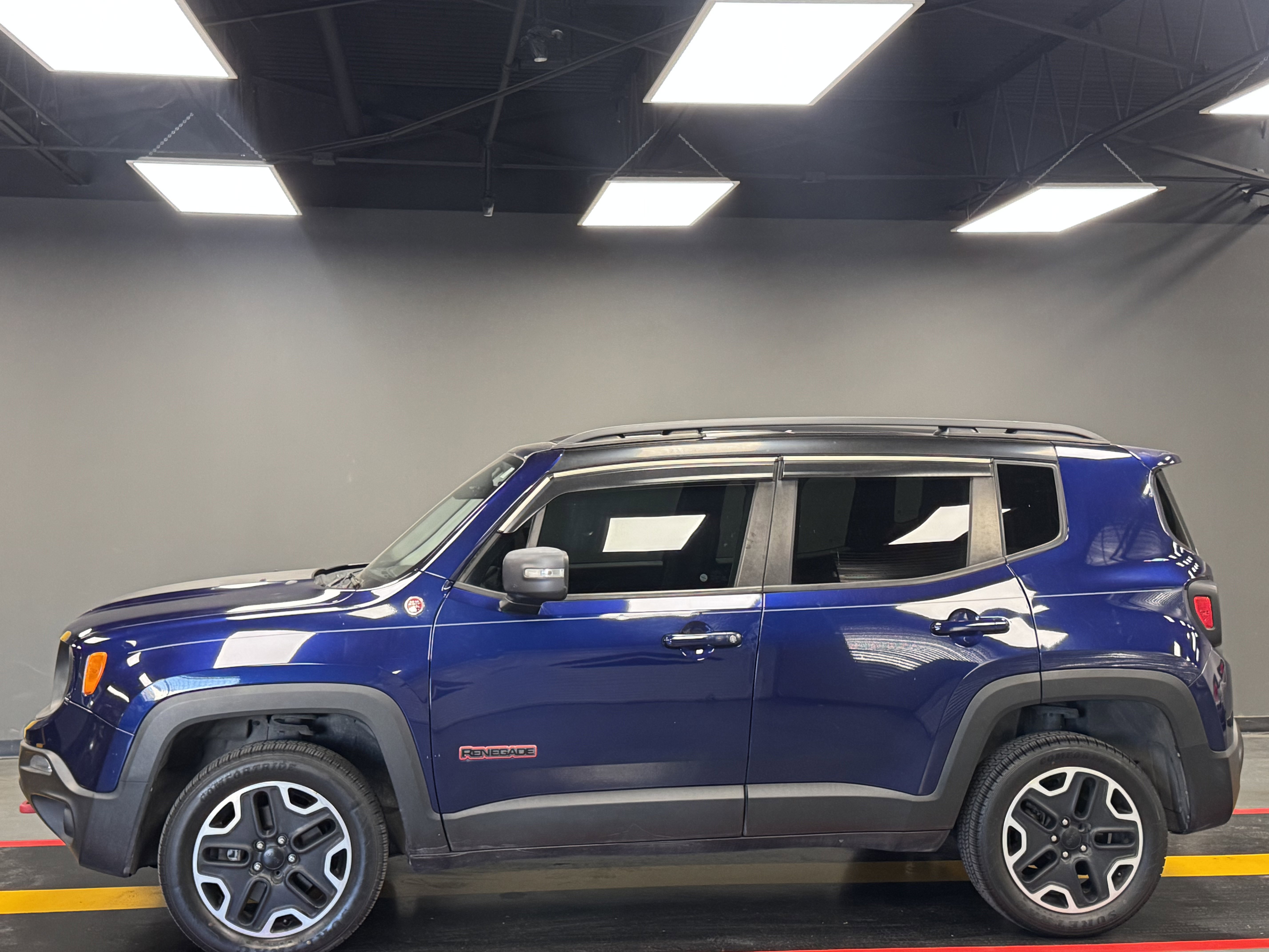 Used 2016 Jeep Renegade Trailhawk w/ Premium Trailhawk Package AWD/4WD image 3