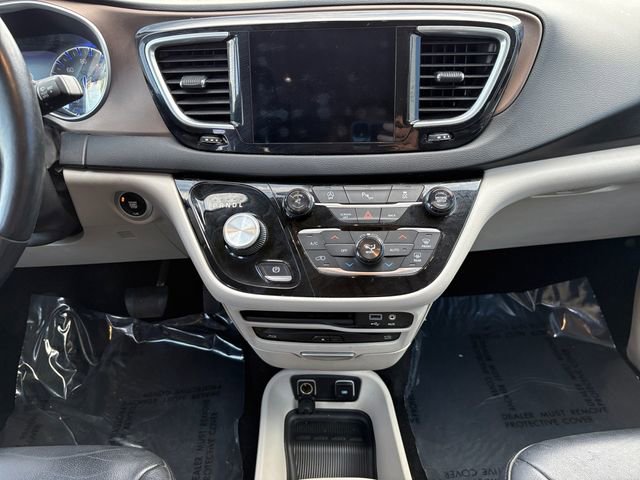Used 2017 Chrysler Pacifica Touring-L Plus FWD image 11