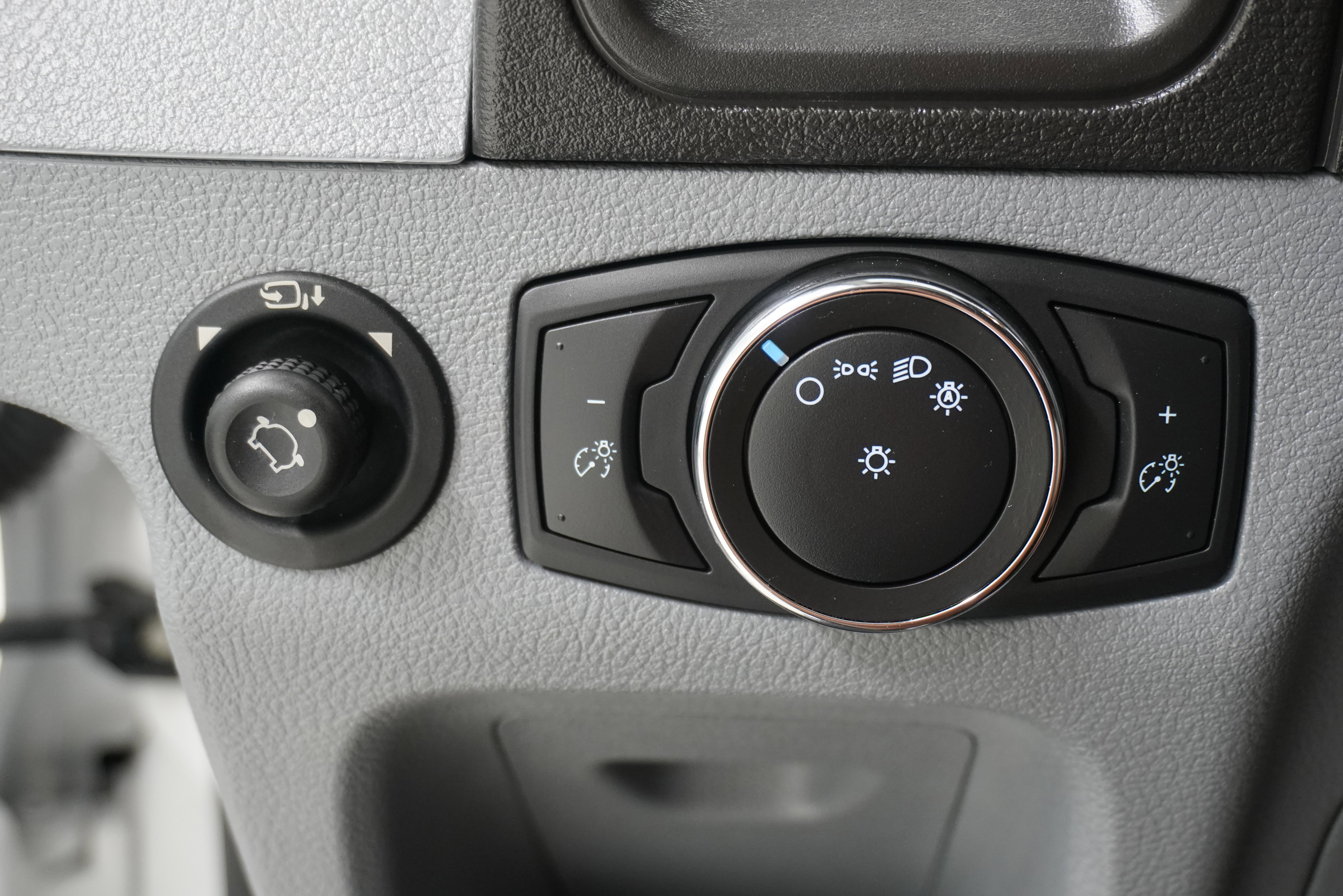 Used 2018 Ford Transit 150 XLT RWD image 19