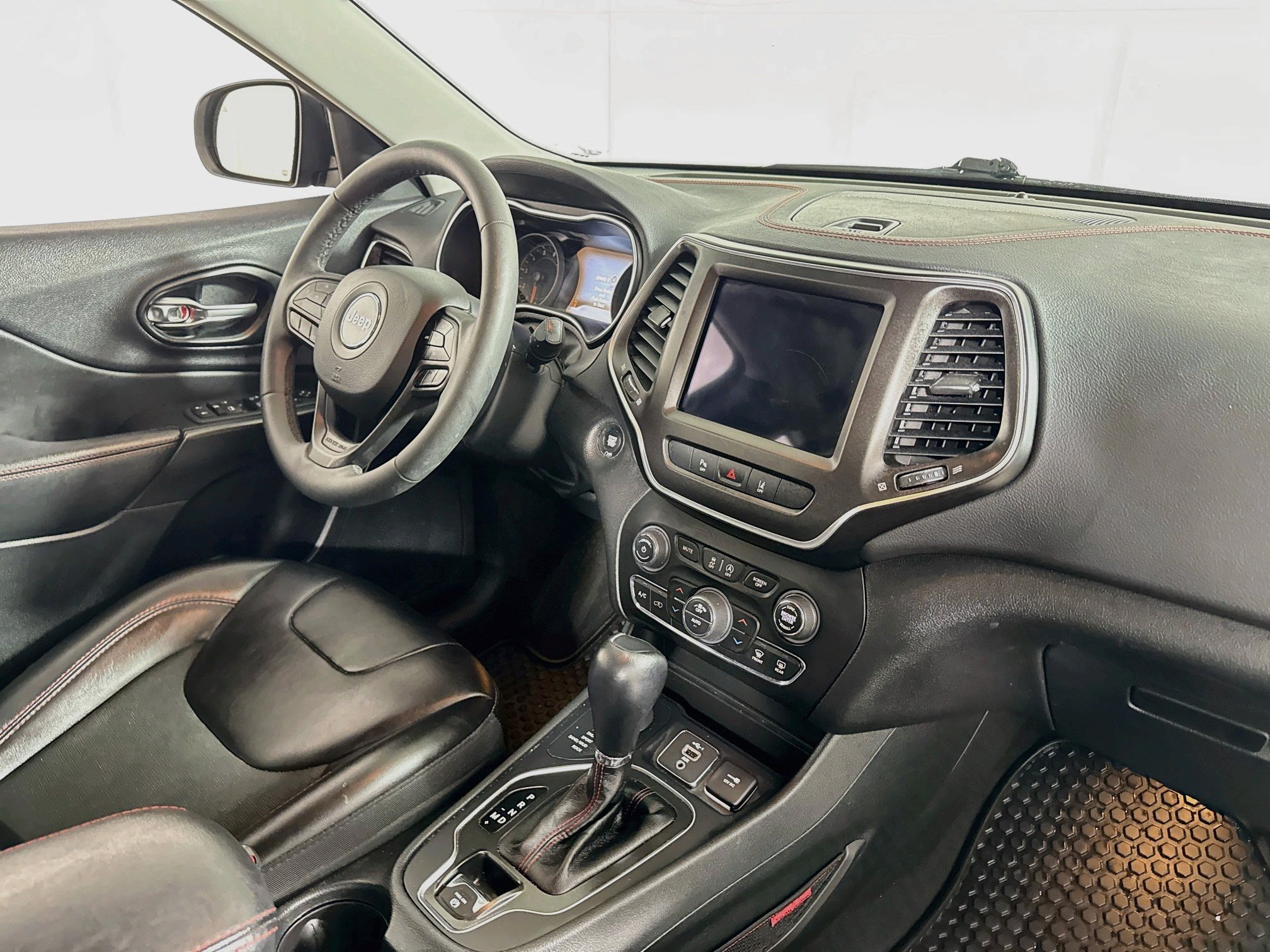 Used 2022 Jeep Cherokee Trailhawk w/ Comfort/Convenience Group AWD/4WD image 27