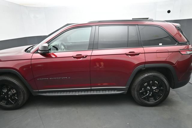 Used 2025 Jeep Grand Cherokee Altitude AWD/4WD image 4