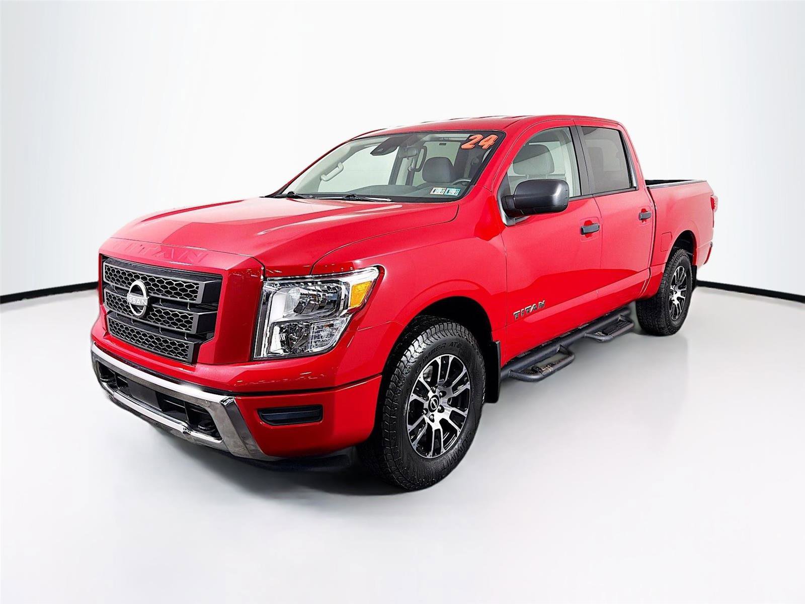Used 2024 Nissan Titan SV AWD/4WD image 3
