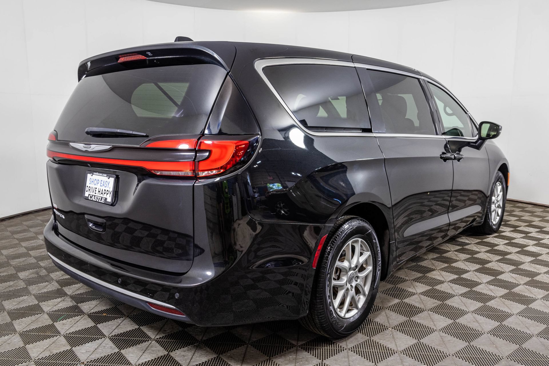 Used 2023 Chrysler Pacifica Touring FWD image 14