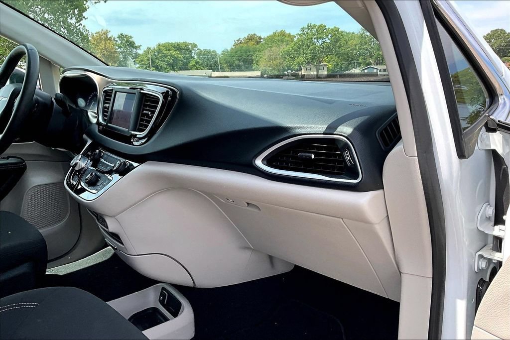 Used 2023 Chrysler Voyager LX FWD image 14