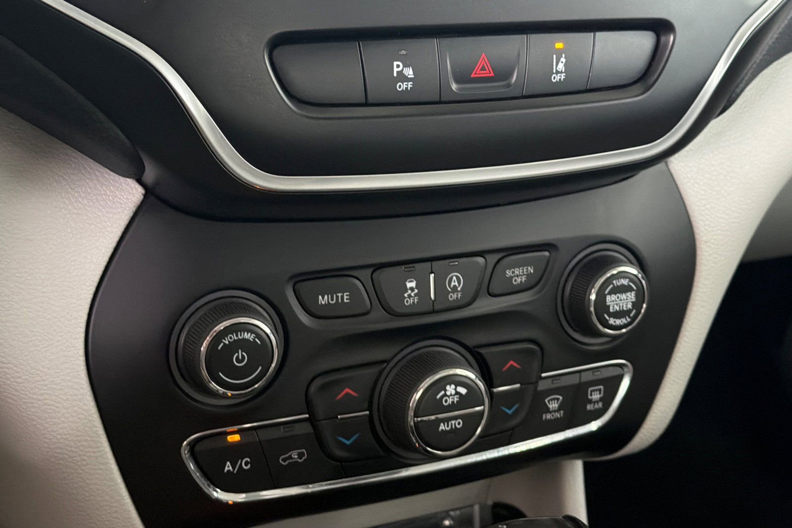 Used 2022 Jeep Cherokee Latitude Lux w/ Mopar Interior Package AWD/4WD image 24