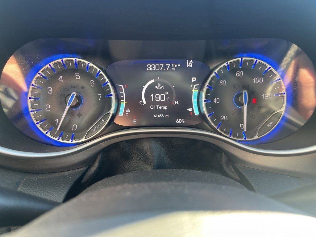 Used 2023 Chrysler Pacifica Touring-L image 15