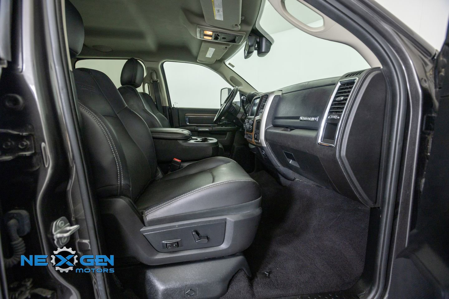 Used 2016 RAM 2500 Laramie w/ Sport Appearance Group AWD/4WD image 40
