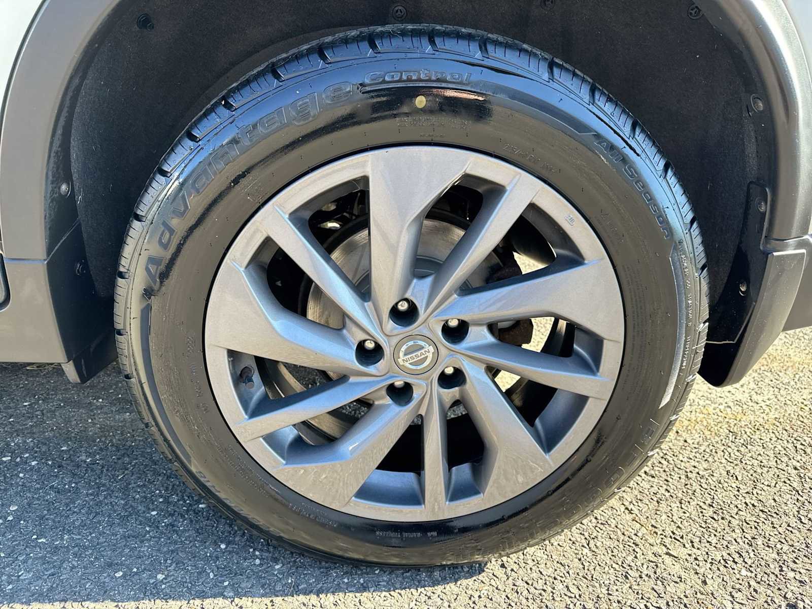 Used 2016 Nissan Rogue SL w/ SL Premium Package image 19