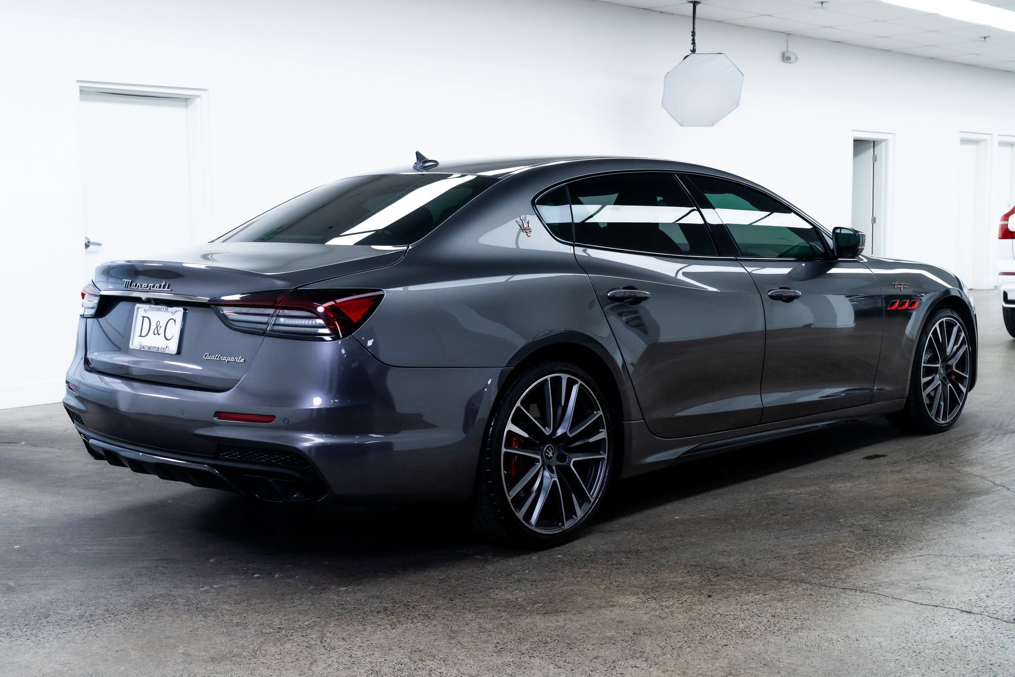 Used 2022 Maserati Quattroporte Trofeo RWD image 6