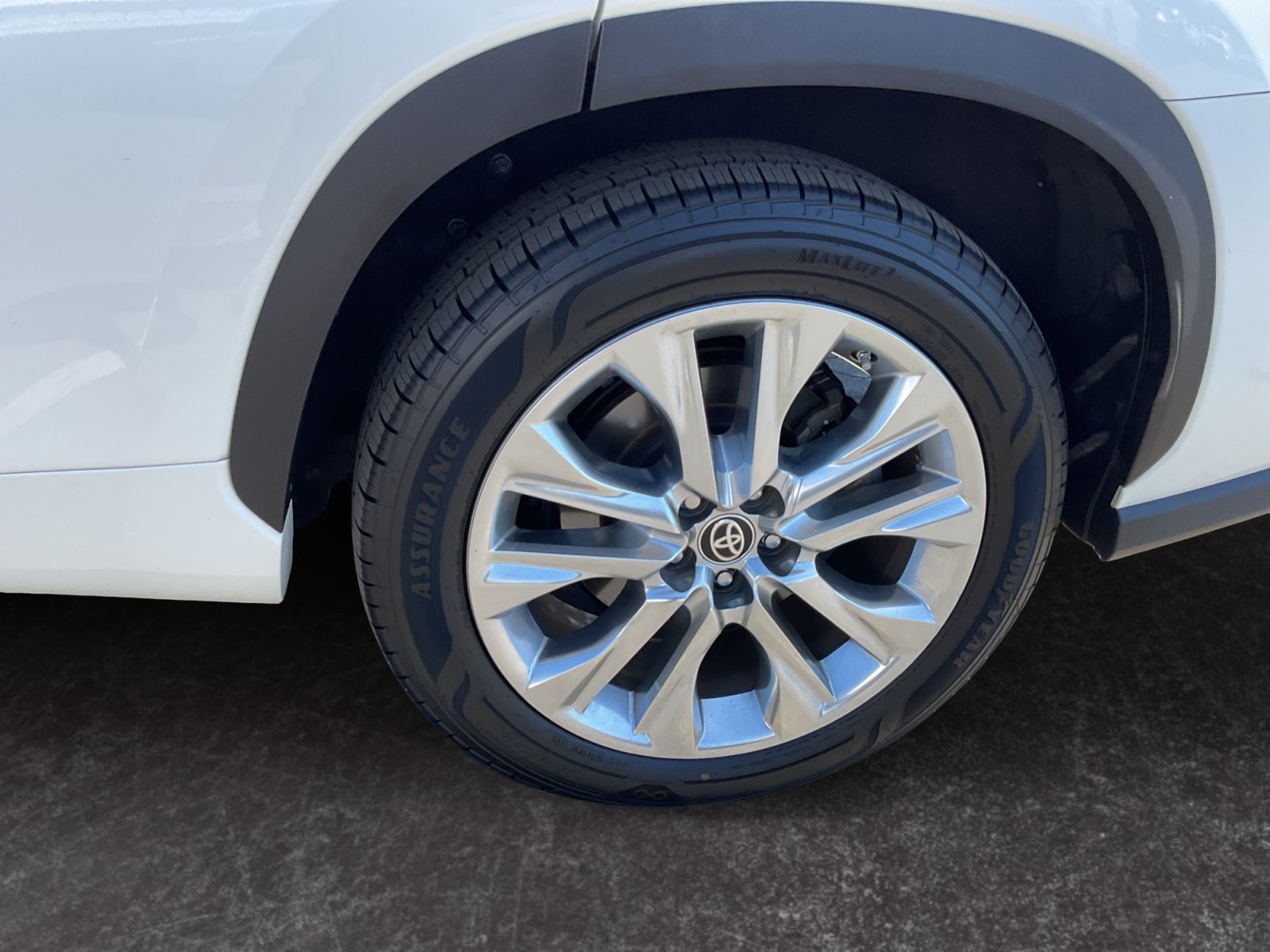 Used 2020 Toyota Highlander Limited FWD image 9