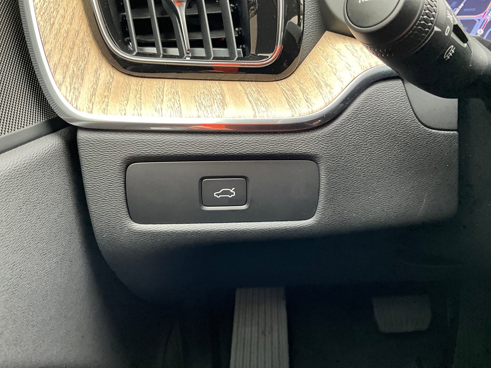 New 2026 Volvo XC60 B5 Plus w/ Protection Package Premier image 24