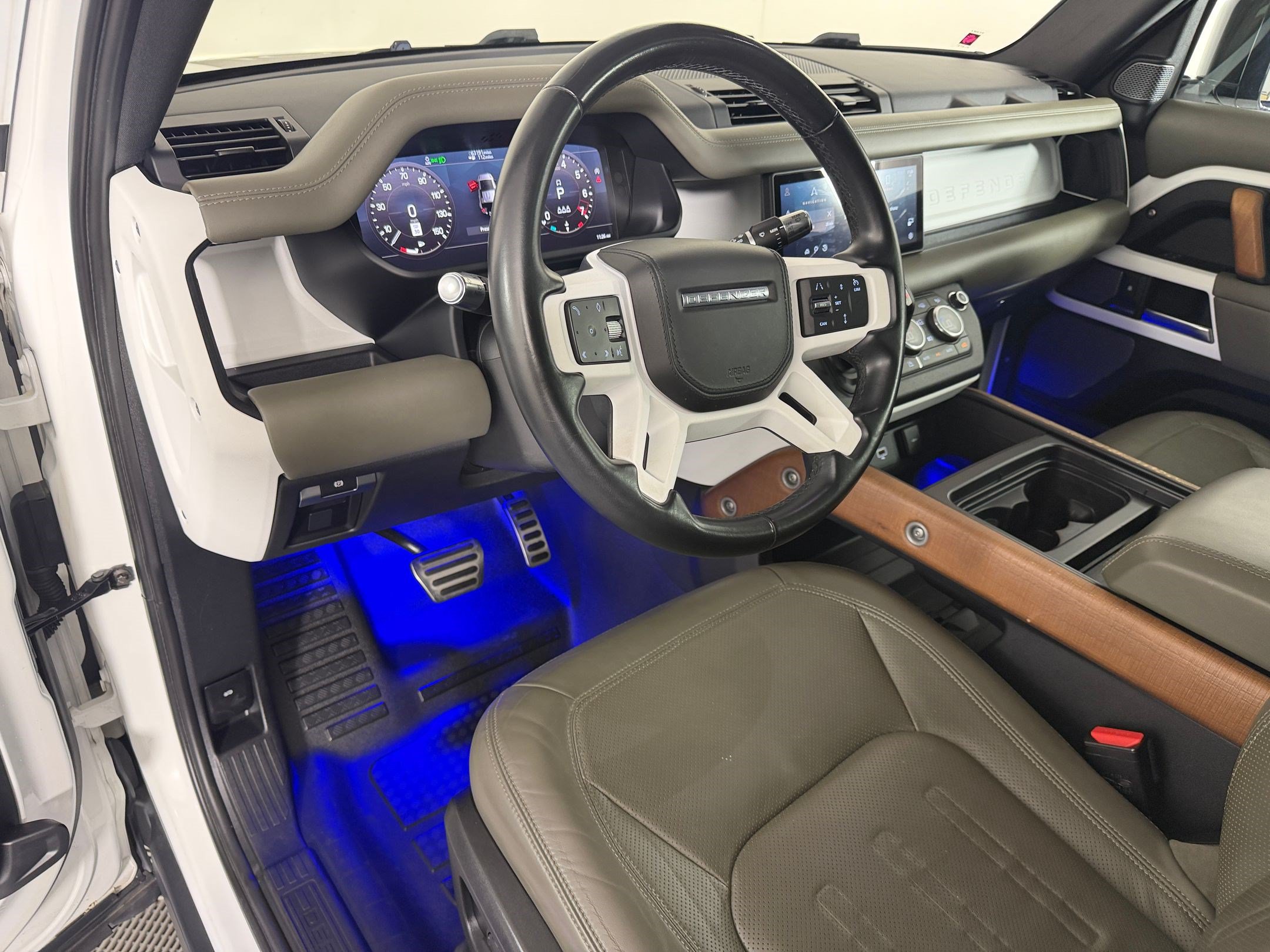 Used 2020 Land Rover Defender 110 HSE AWD/4WD image 4