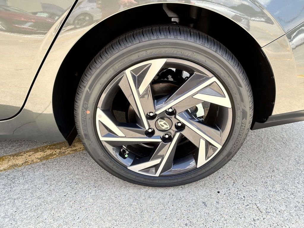 New 2026 Hyundai Elantra Limited FWD image 9