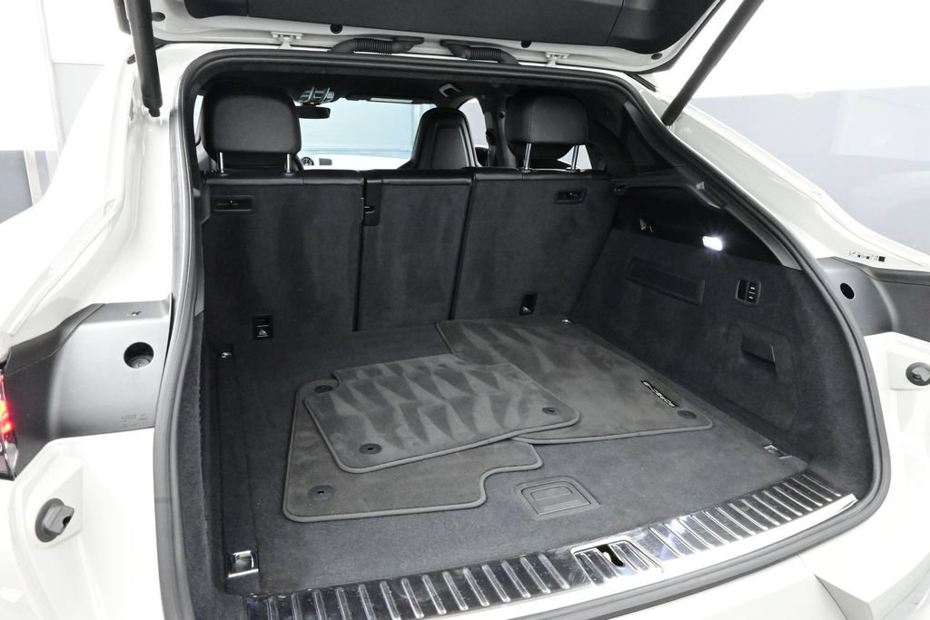 Certified 2021 Porsche Cayenne Turbo S w/ Lightweight Sport Package AWD/4WD image 16