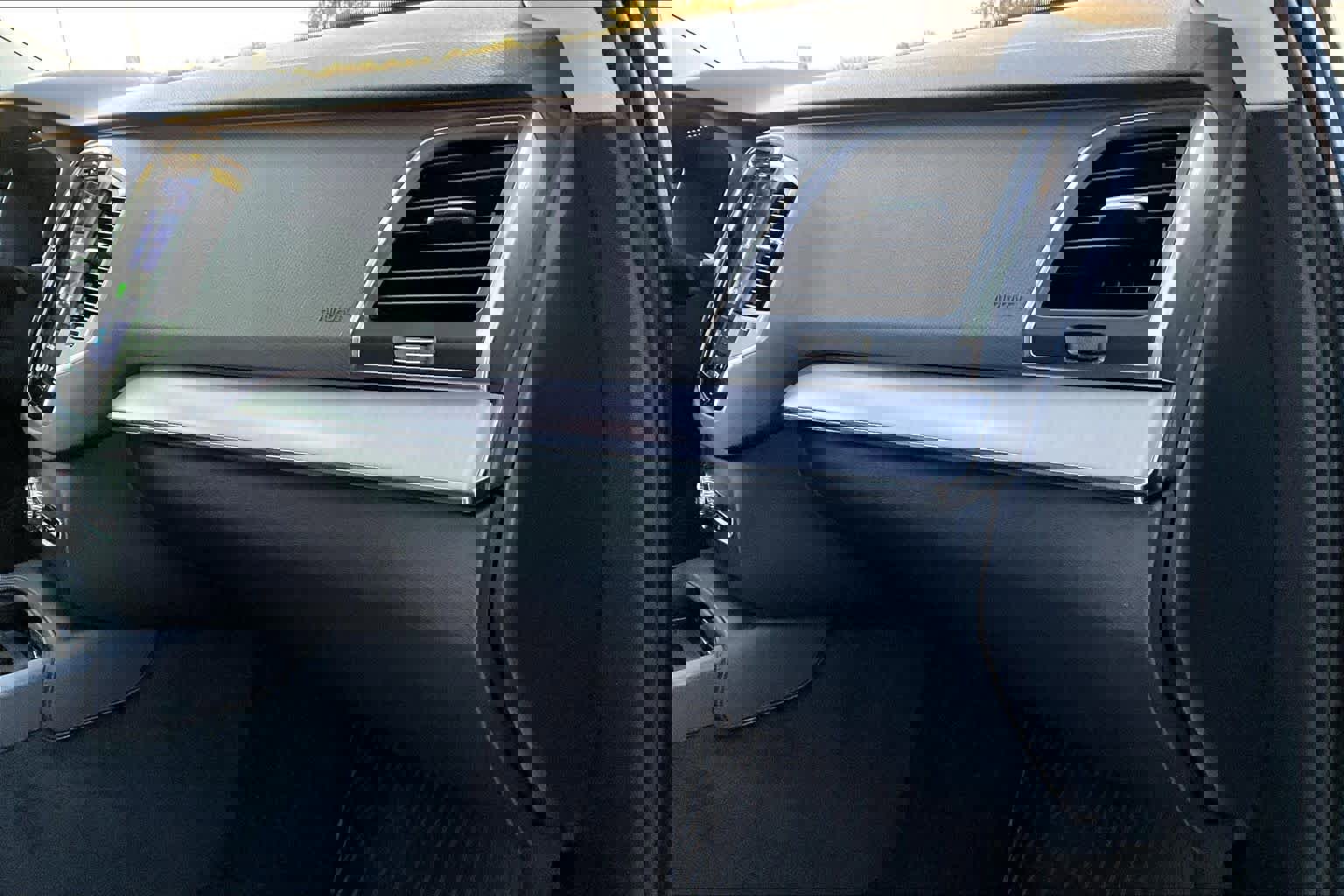 Used 2024 Volvo XC90 B5 Core w/ Protection Package Premier image 17