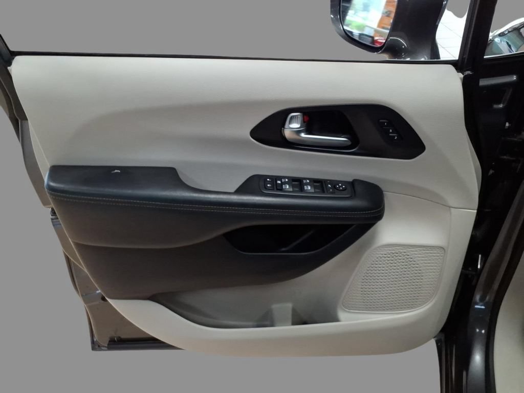 Used 2020 Chrysler Pacifica Limited FWD image 16