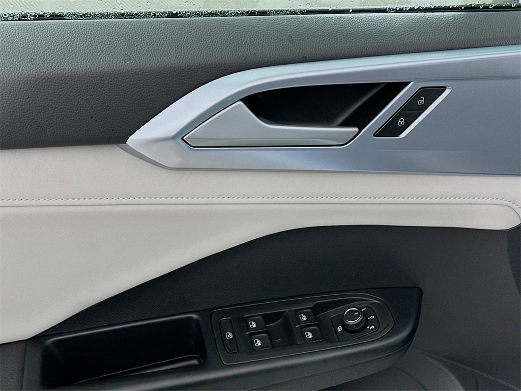 New 2025 Volkswagen Taos SE image 21