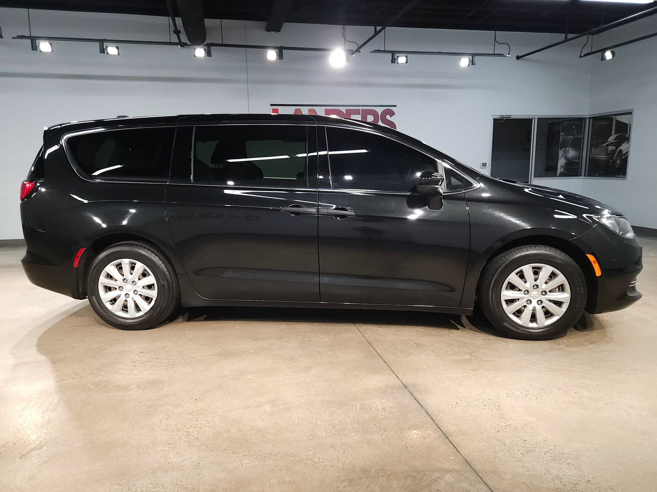 Used 2021 Chrysler Voyager L FWD image 8