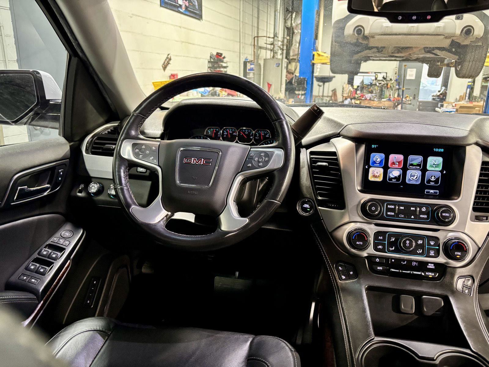 Used 2019 GMC Yukon XL SLT image 3
