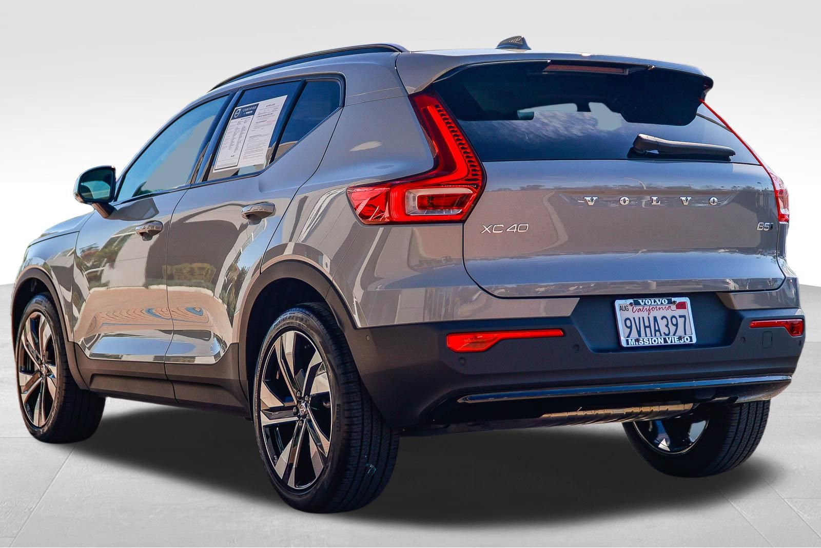 Certified 2026 Volvo XC40 B5 Ultra w/ Climate Package image 4