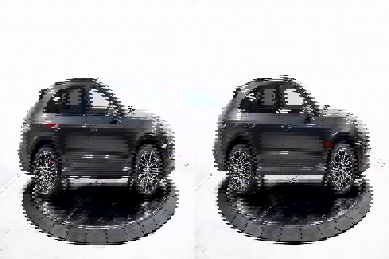 Certified 2025 Porsche Macan image 8