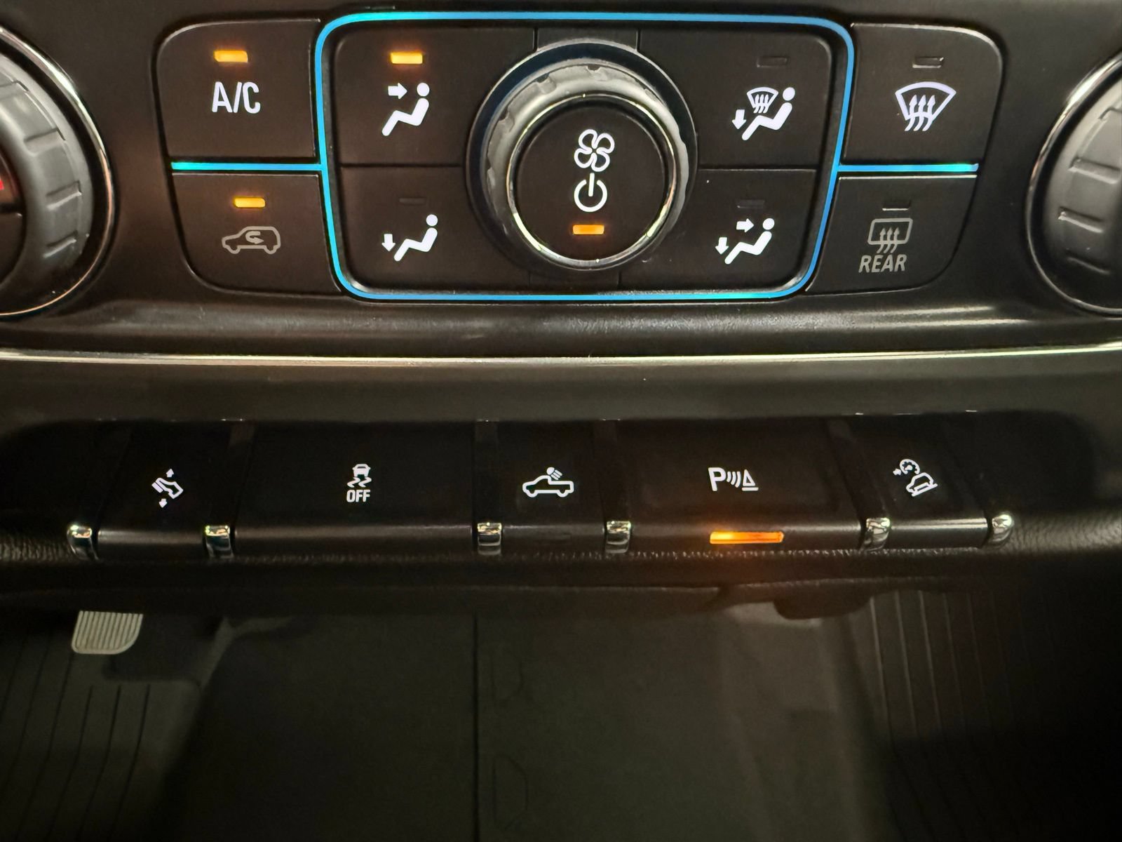 Used 2018 Chevrolet Silverado 1500 LT w/ All Star Edition AWD/4WD image 18