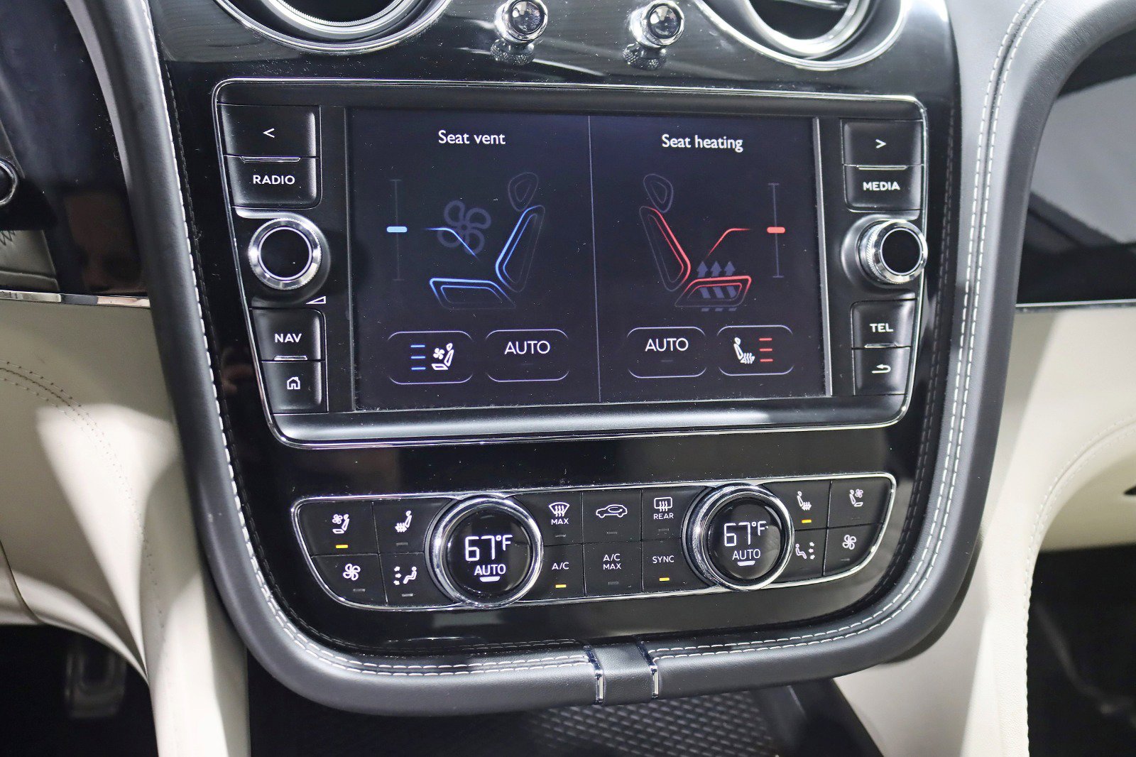 Used 2017 Bentley Bentayga image 28