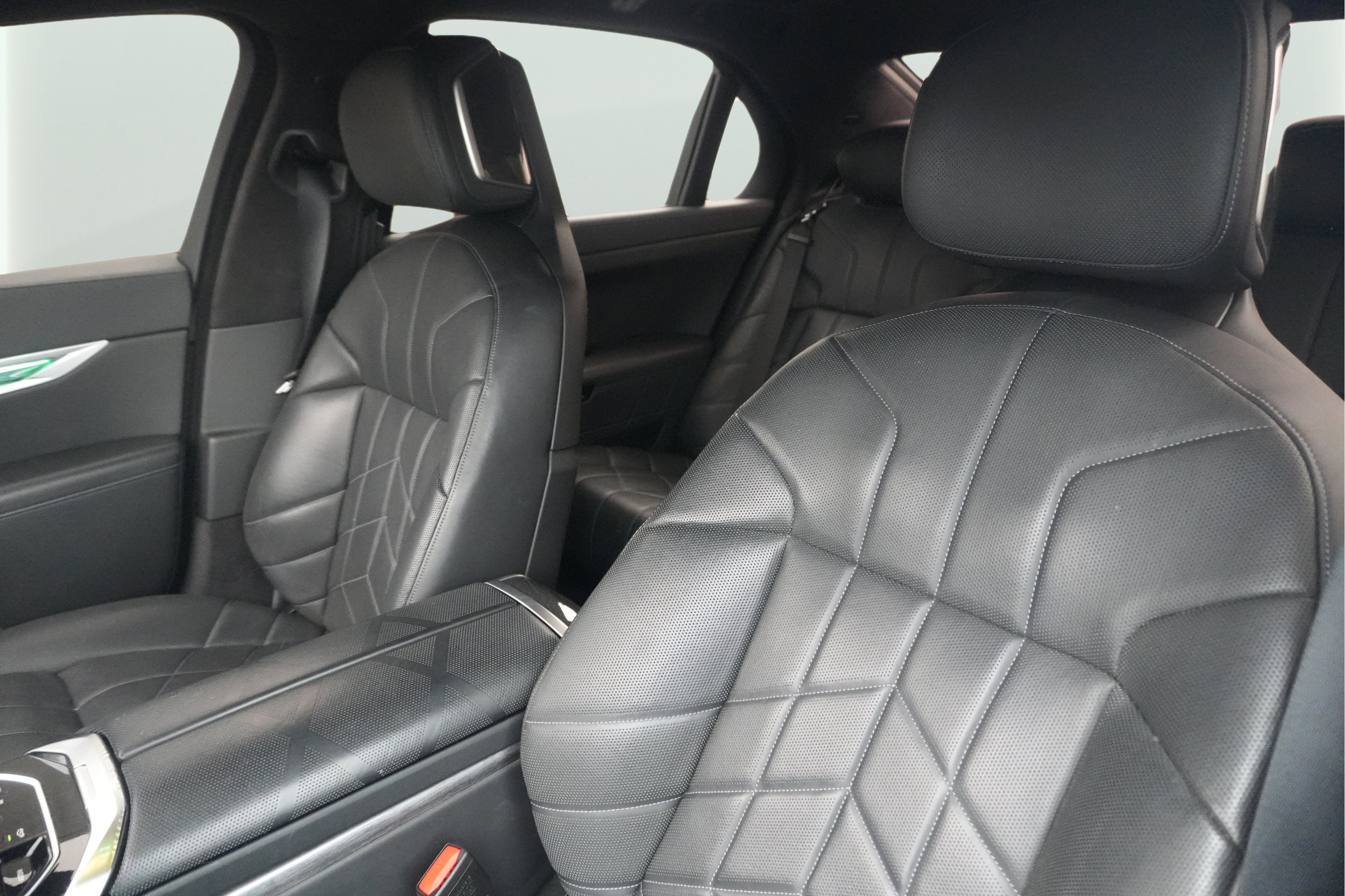 Used 2023 BMW 760i xDrive w/ Executive Package AWD/4WD image 18