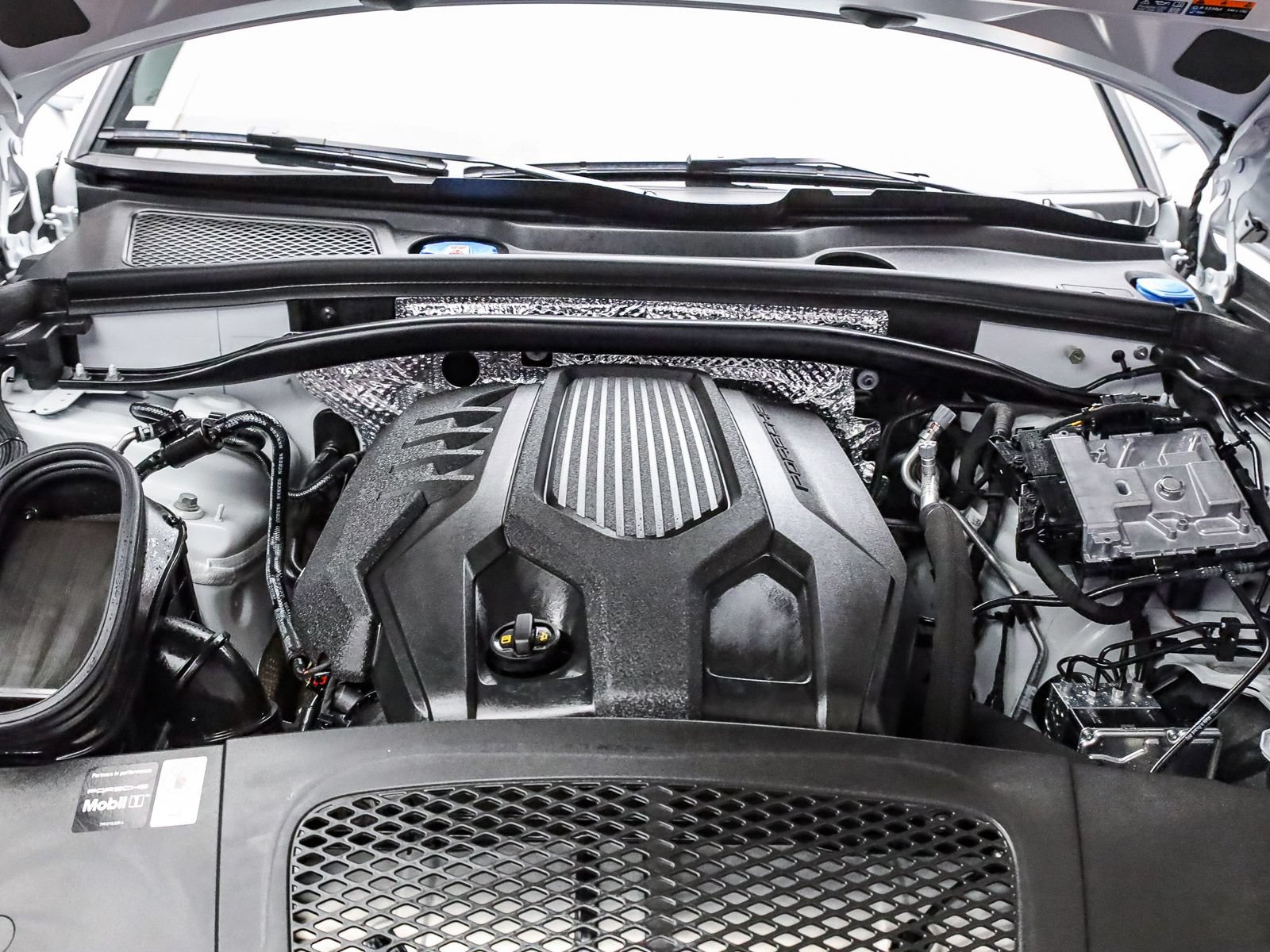 Certified 2026 Porsche Macan AWD/4WD image 29