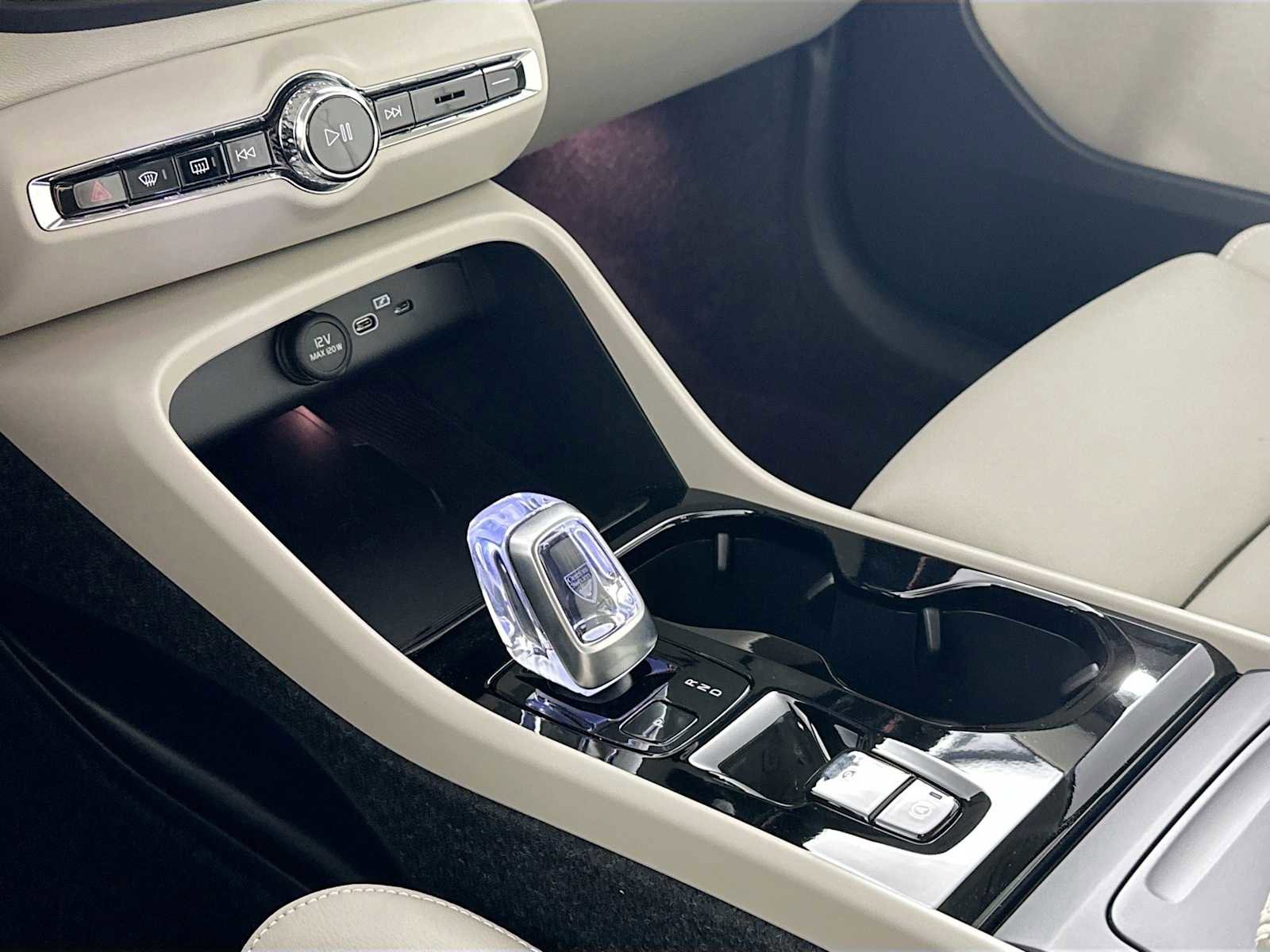 Used 2025 Volvo XC40 B5 Ultra w/ Protection Package image 15