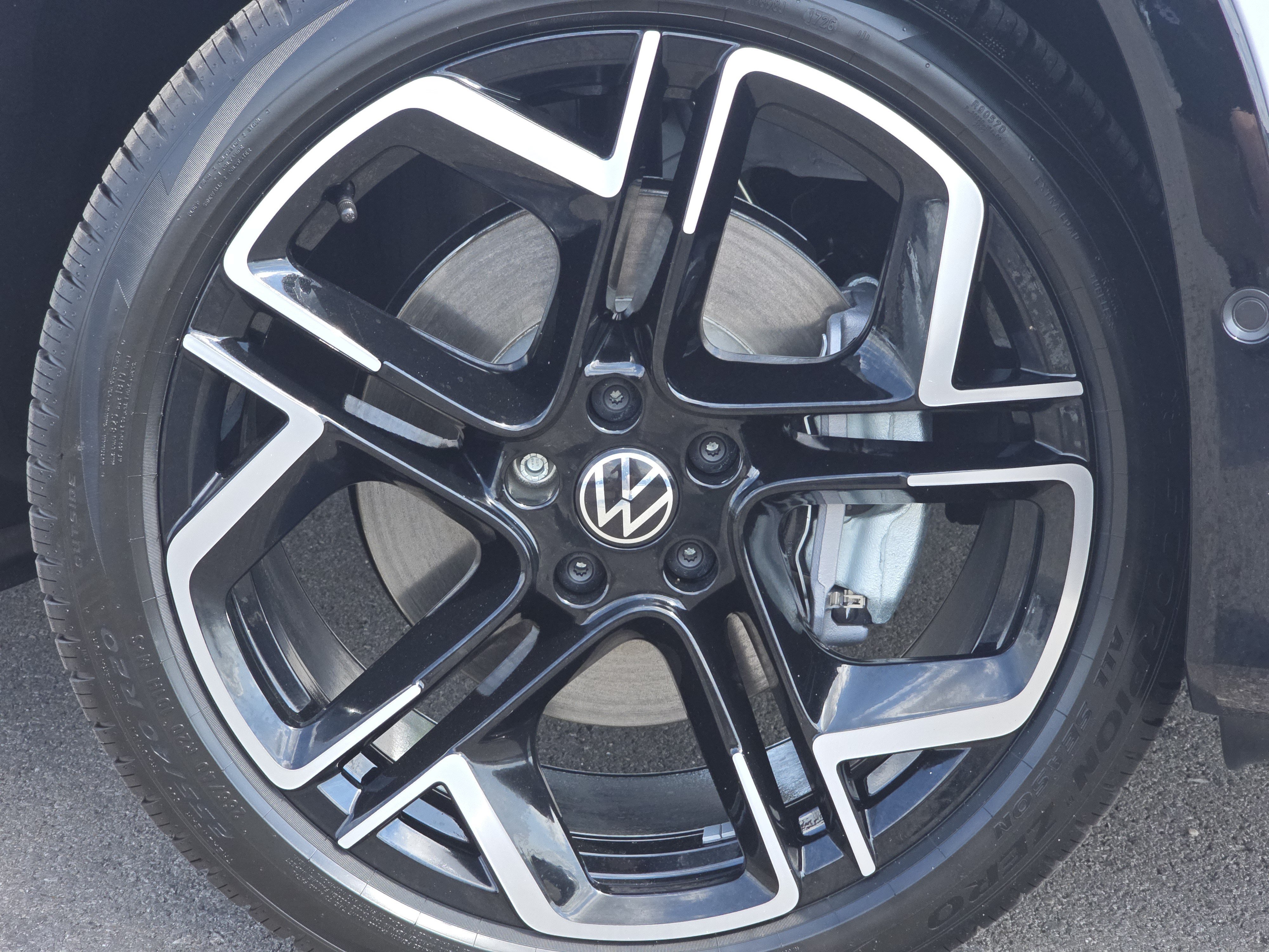 New 2026 Volkswagen Tiguan SEL R-Line AWD/4WD image 17