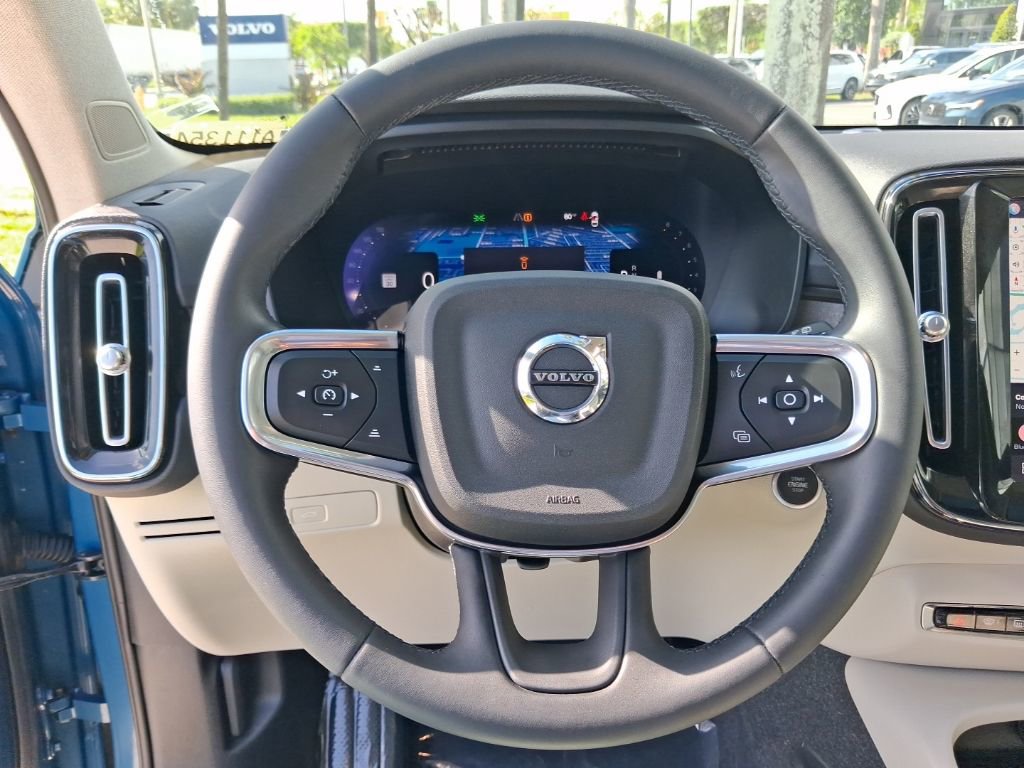 Used 2023 Volvo XC40 B5 Plus image 17