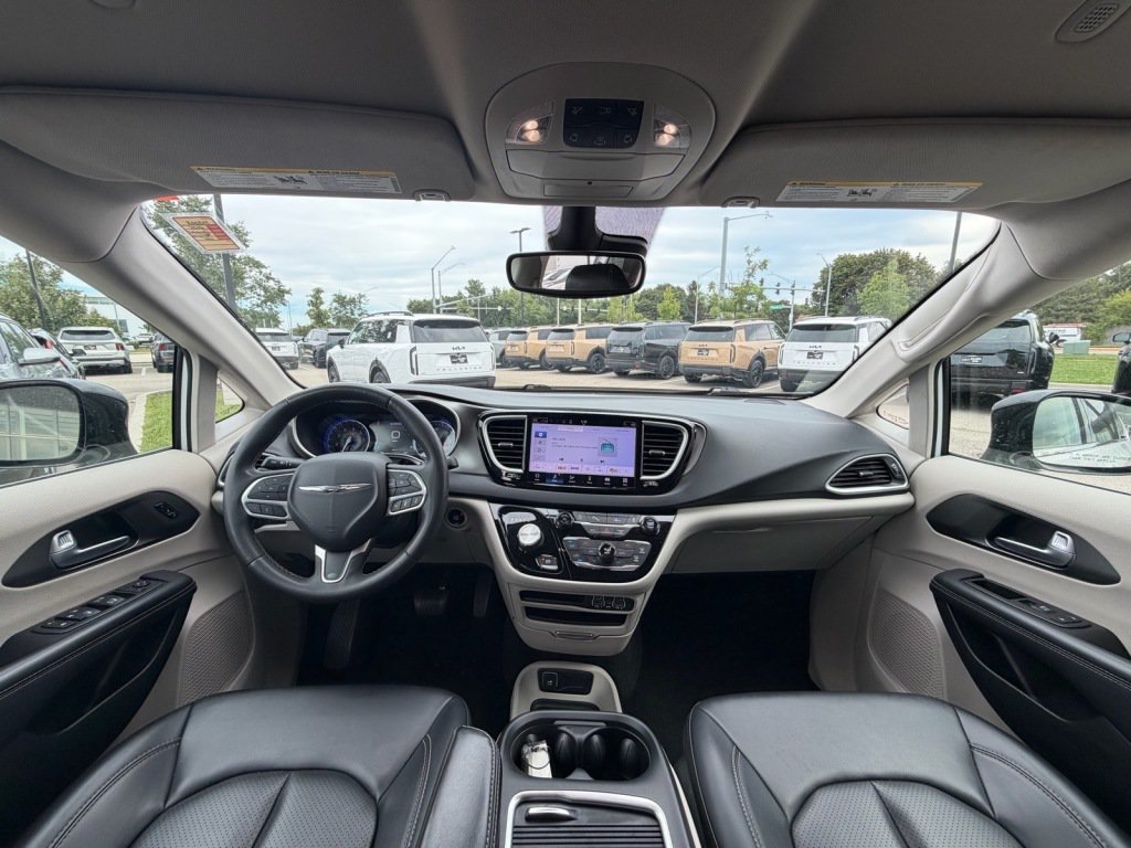 Used 2024 Chrysler Pacifica Touring-L FWD image 7