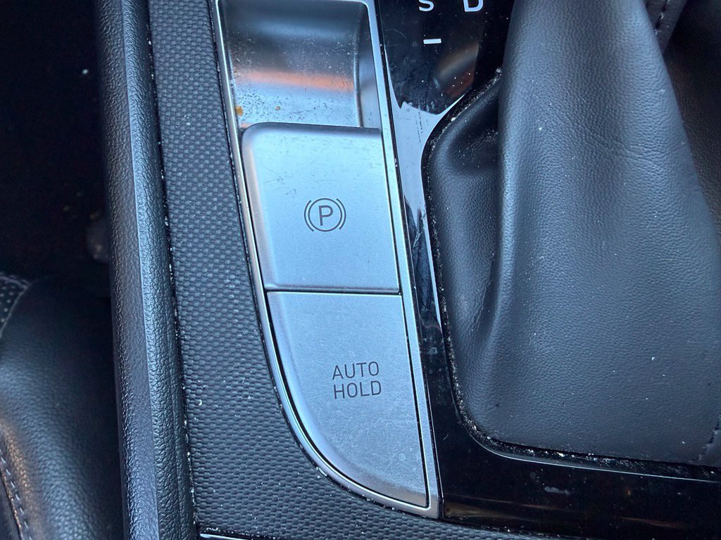 Certified 2022 Hyundai Elantra Limited FWD image 16