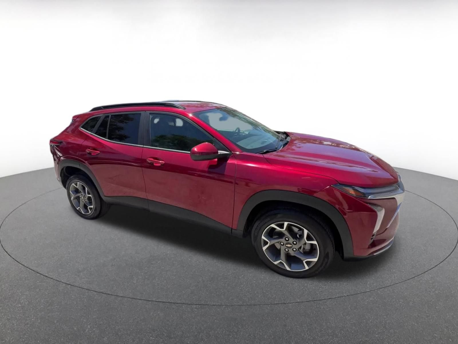 Used 2025 Chevrolet Trax LT FWD image 2