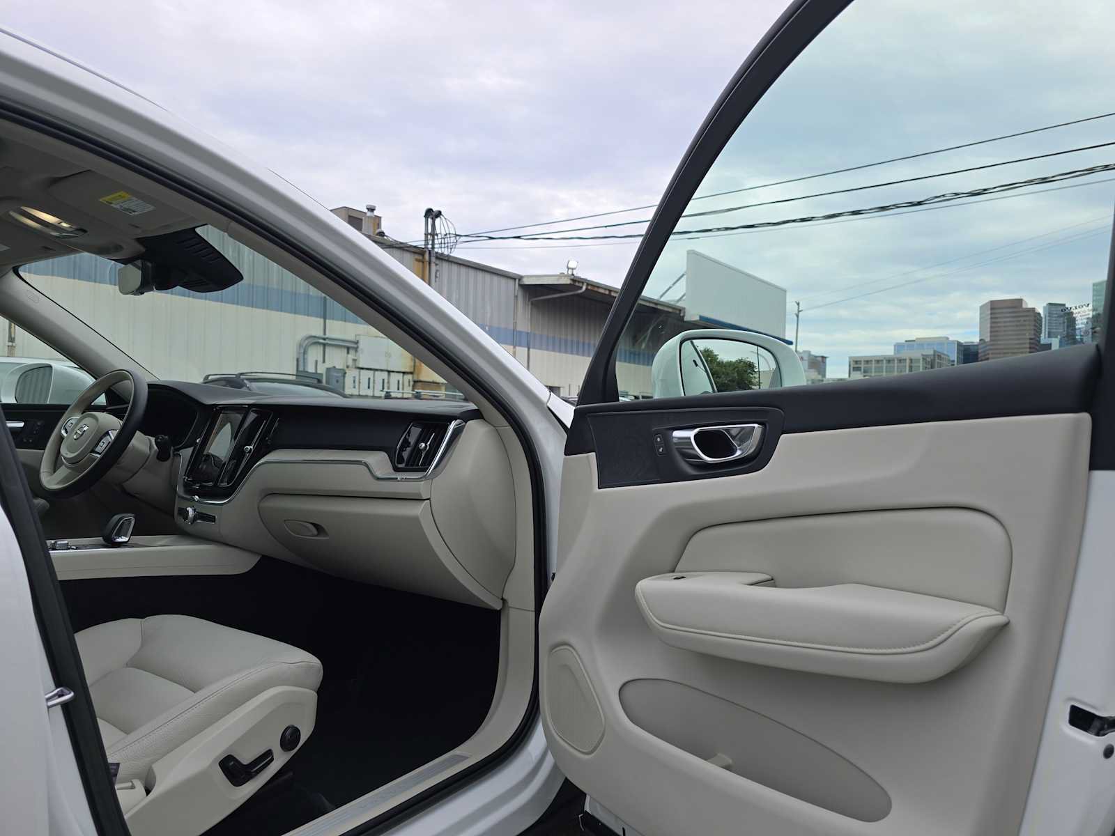 Used 2023 Volvo XC60 B5 Plus w/ Climate Package AWD/4WD image 11
