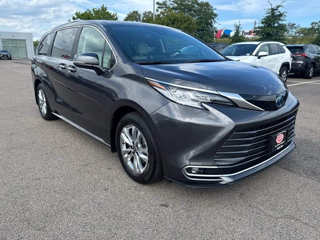 Used 2025 Toyota Sienna Limited AWD/4WD image 9