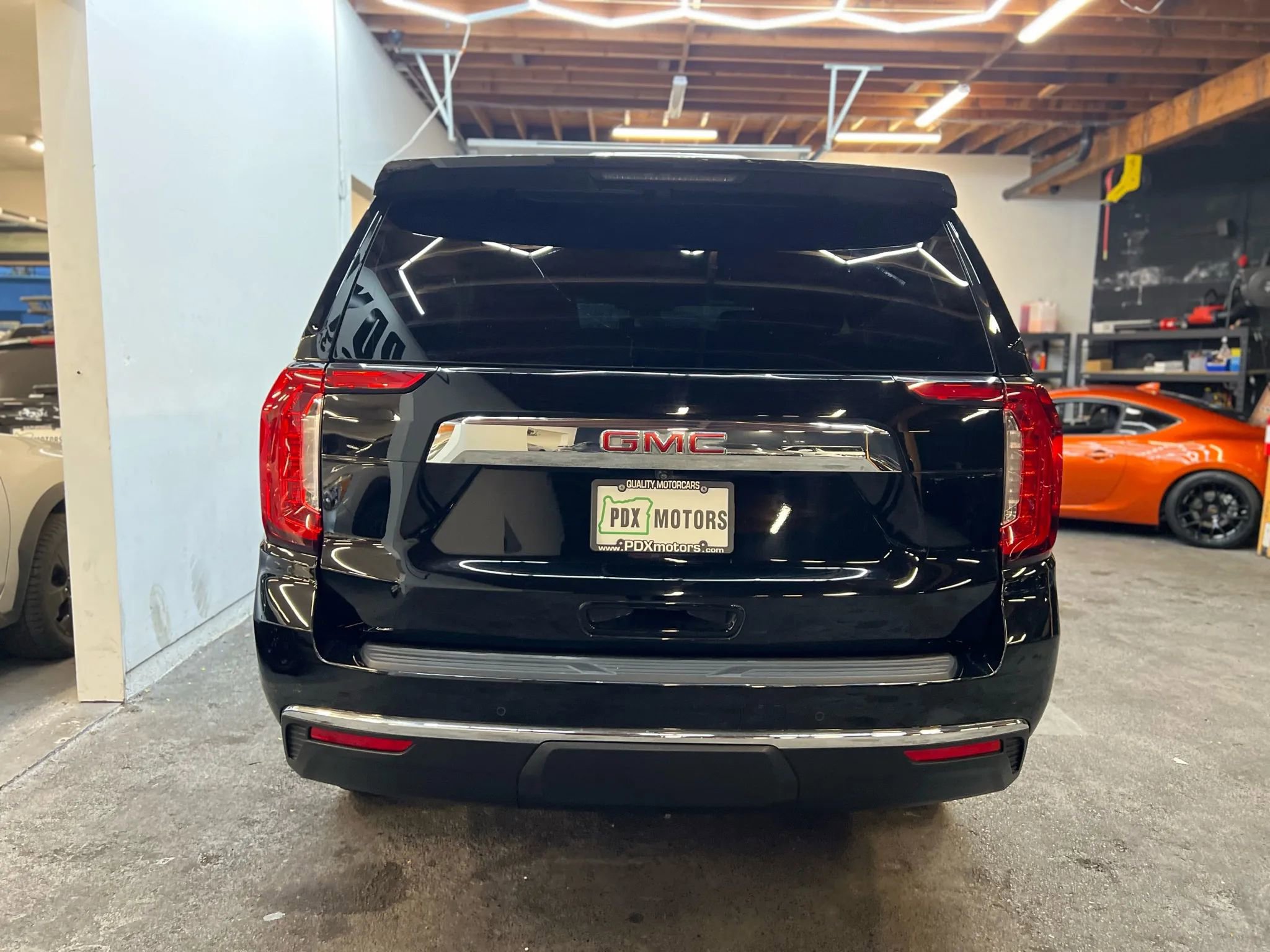 Used 2023 GMC Yukon SLT w/ SLT Premium Package image 4