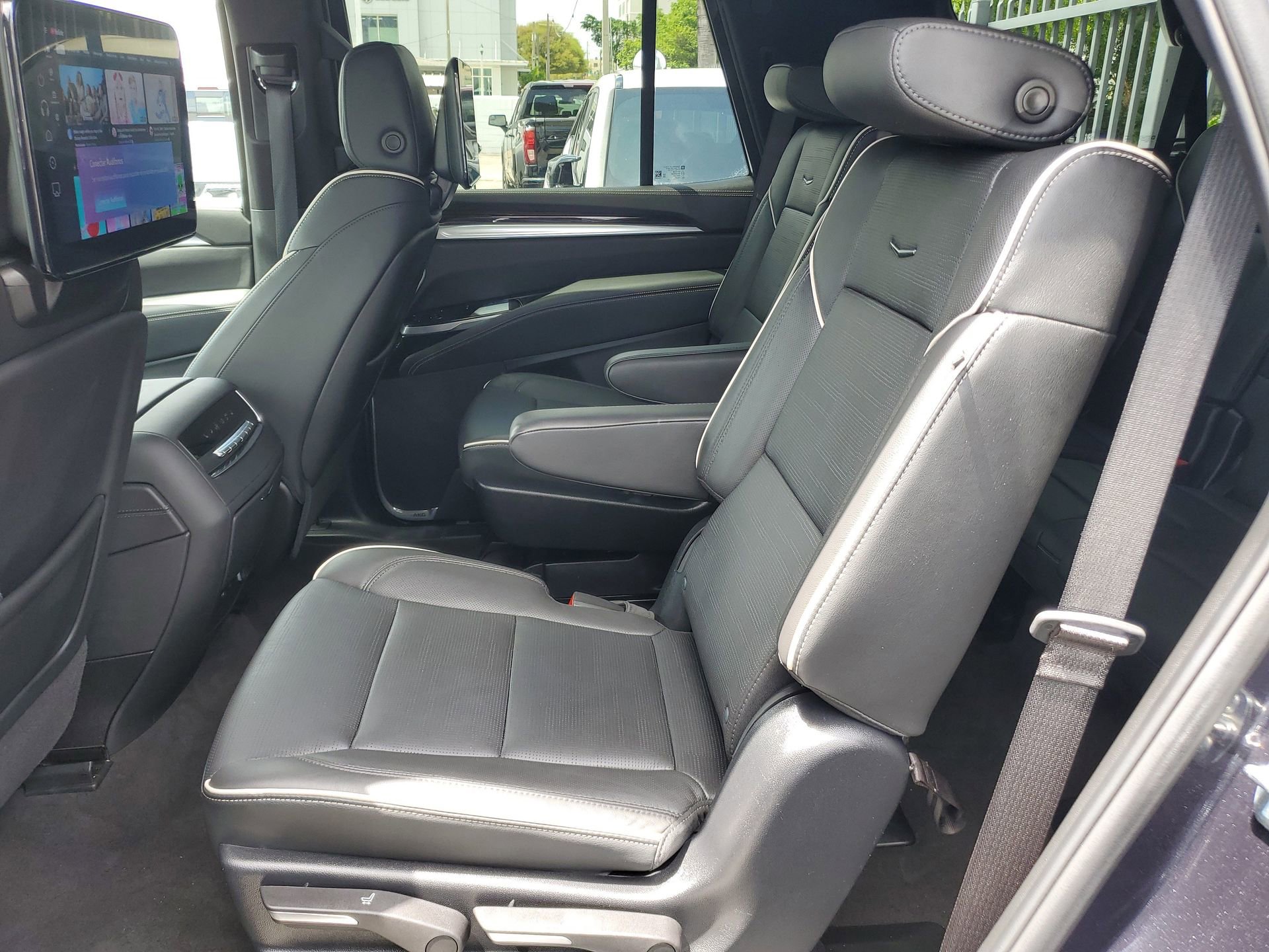 Used 2025 Cadillac Escalade Premium Luxury image 12