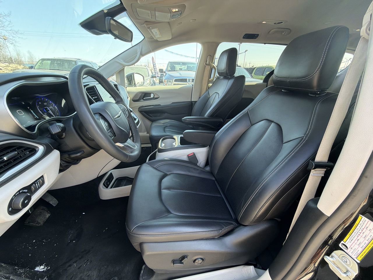 Used 2024 Chrysler Pacifica Touring-L image 13