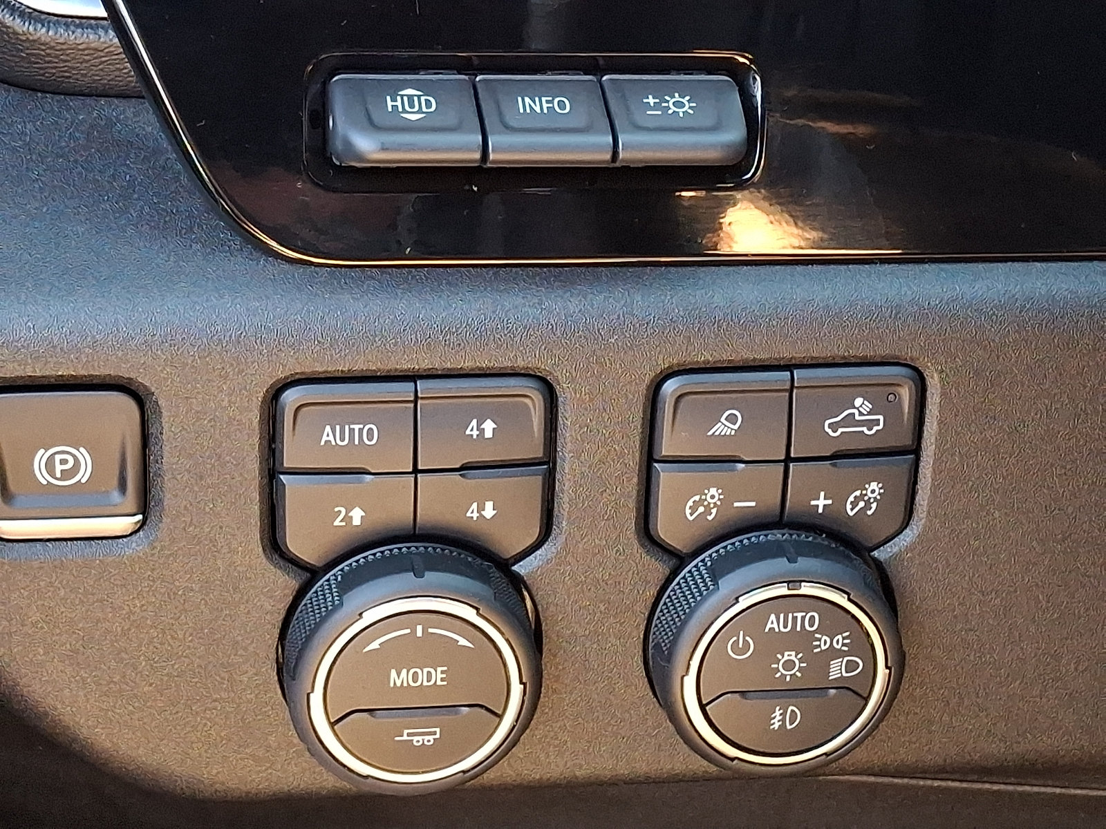 Certified 2025 Chevrolet Silverado 1500 LTZ w/ Technology Package AWD/4WD image 23