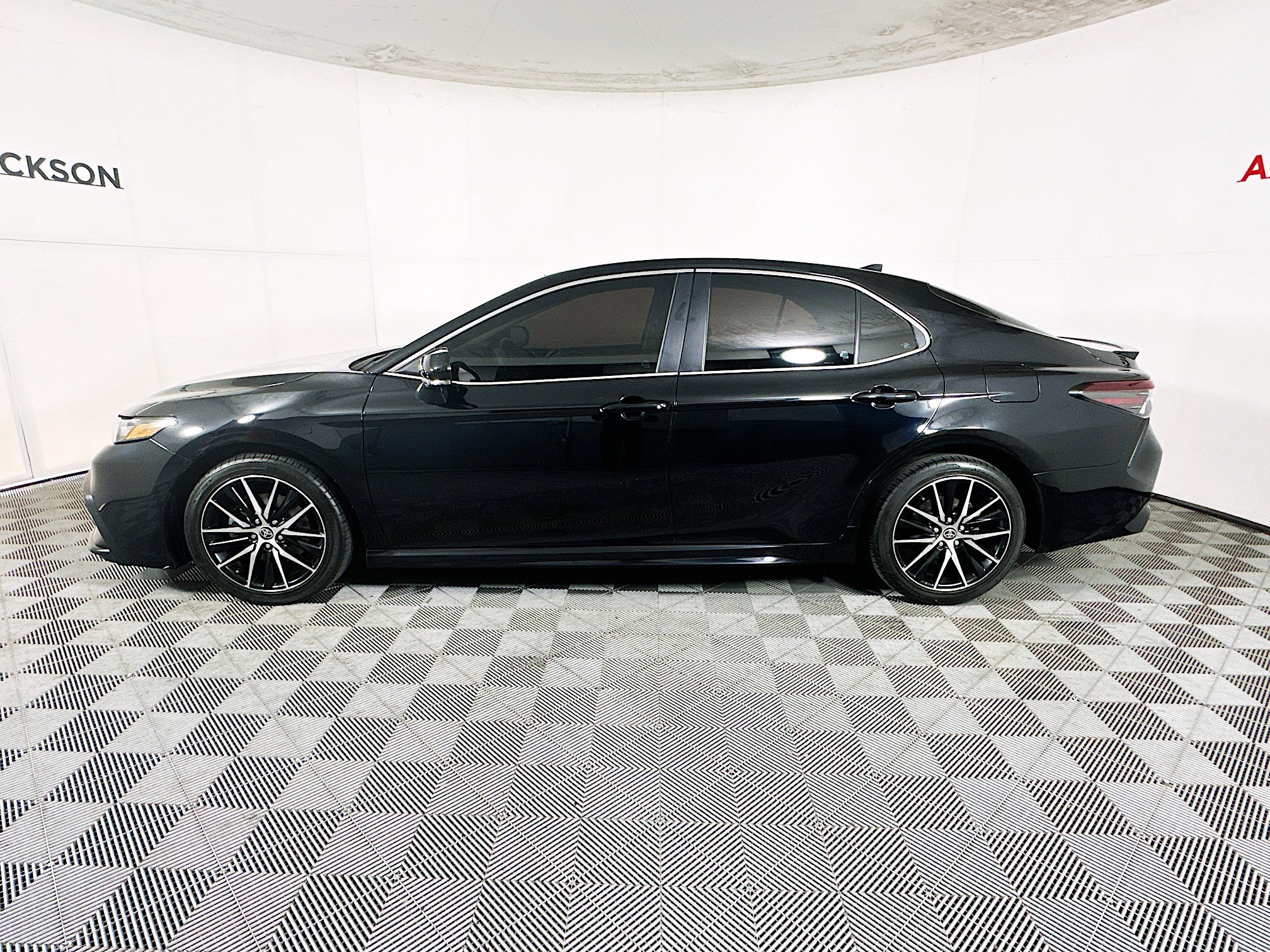 Used 2022 Toyota Camry SE image 6