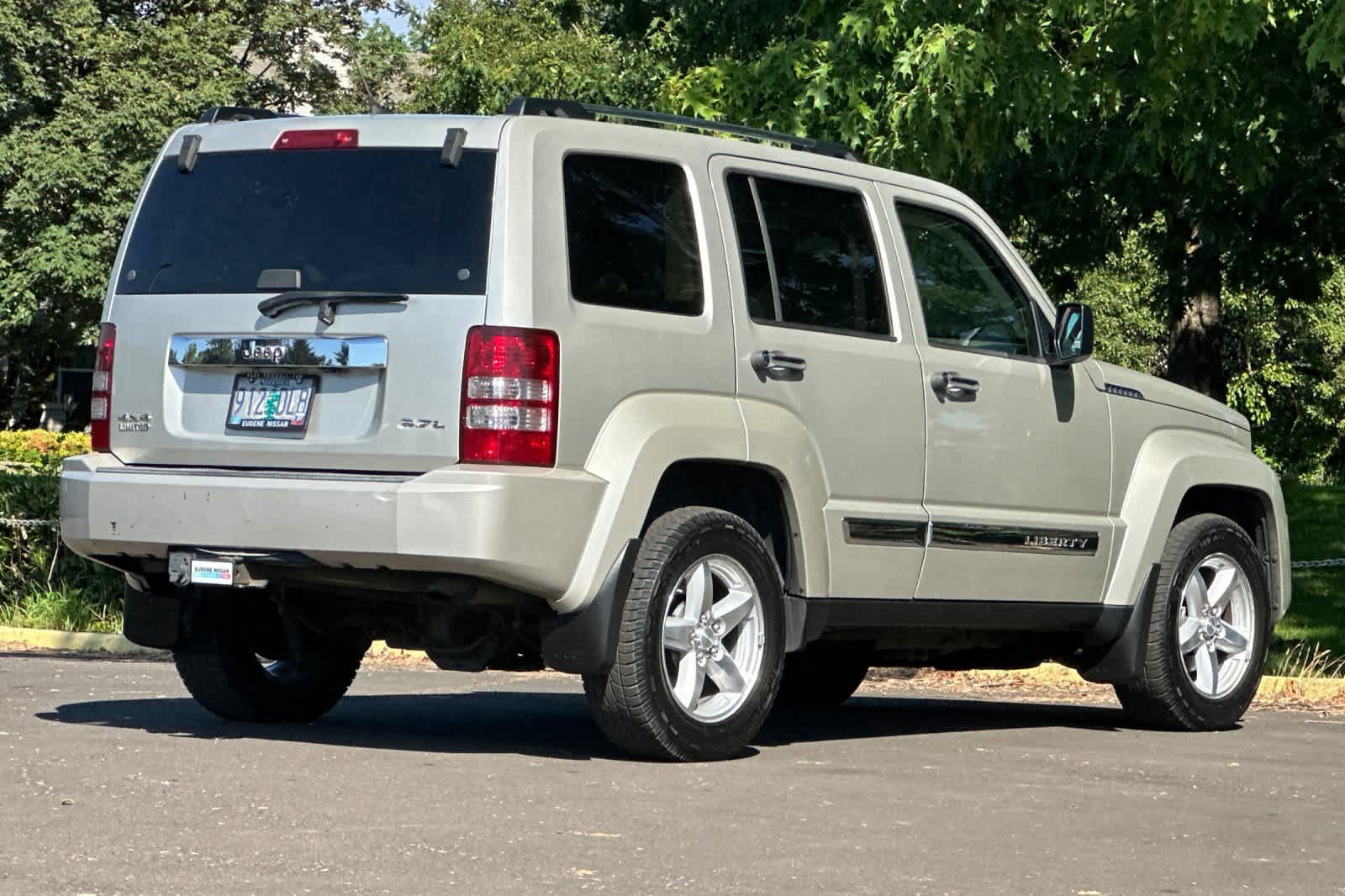 Used 2008 Jeep Liberty Limited w/ Premium Group AWD/4WD image 2
